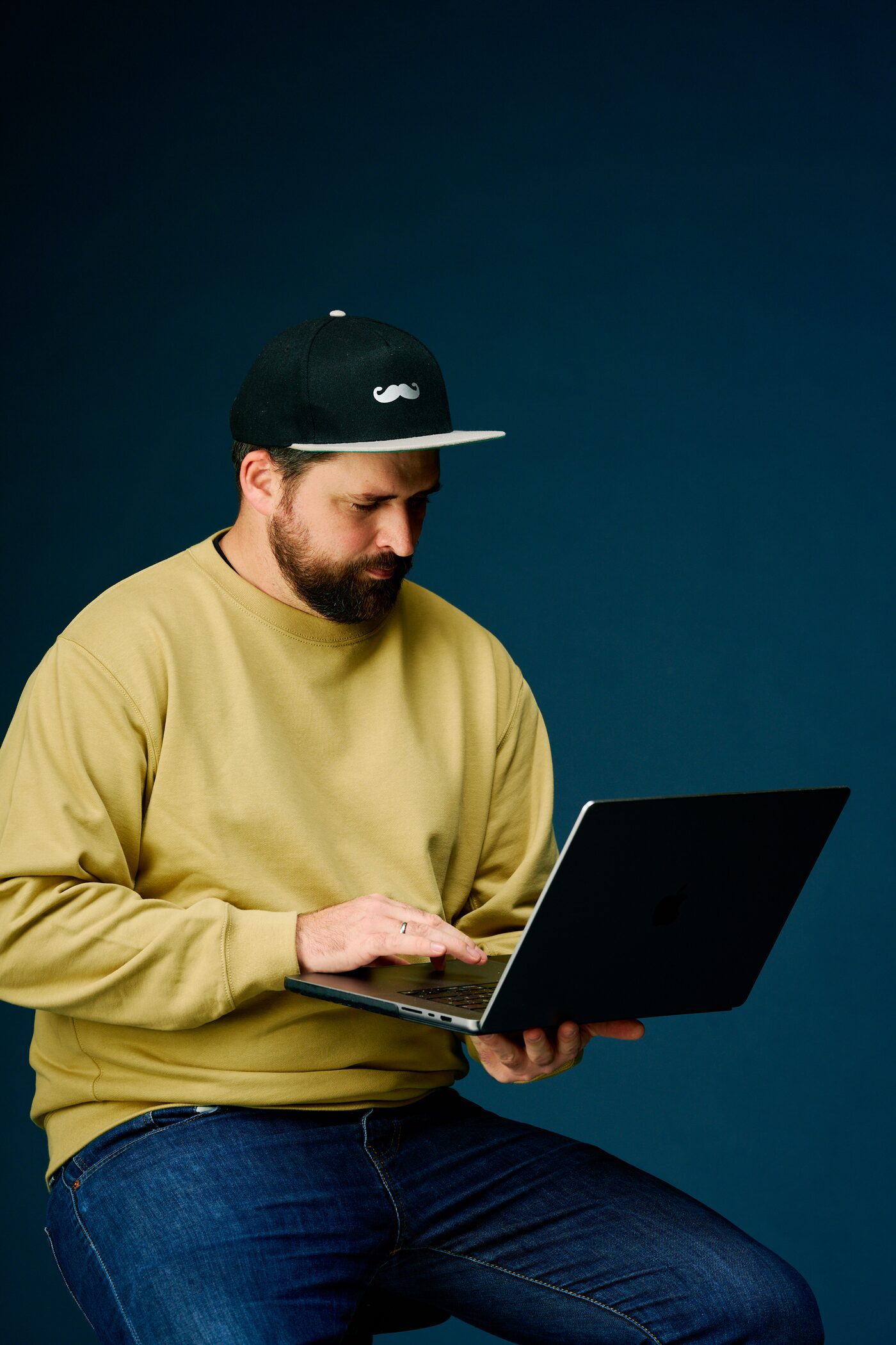 Studio Kreuzkölln Team: Producer am Laptop